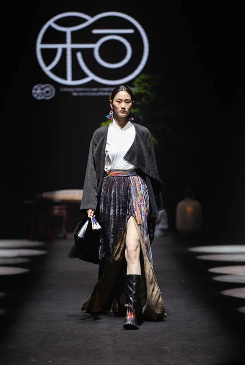 北服時(shí)裝周“和合”2021屆服飾傳承與創(chuàng)新畢業(yè)設(shè)計(jì)展演 傳統(tǒng)與現(xiàn)代的交融之美